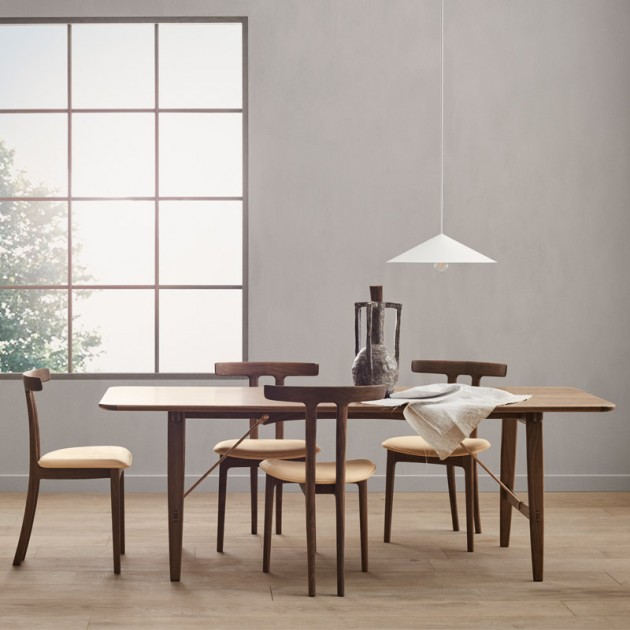 Imagen ambientada dining room T-Chair OW58 nogal aceite de Carl Hansen