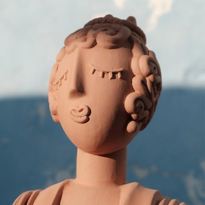 Imagen ambientada detalle Busto Poppea en terracota de Seletti Imagen ambientada detalle Busto Poppea en terracota de Seletti