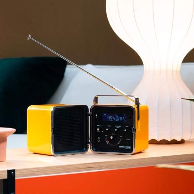 Radio.cubo 50º Brionvega amarillo ambientado Radio.cubo 50º Brionvega amarillo ambientado