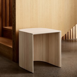 Imagen ambientada presentación Taburet madera de pino de Fritz Hansen