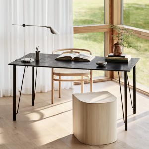 Imagen ambientada despacho Taburet madera de pino de Fritz Hansen