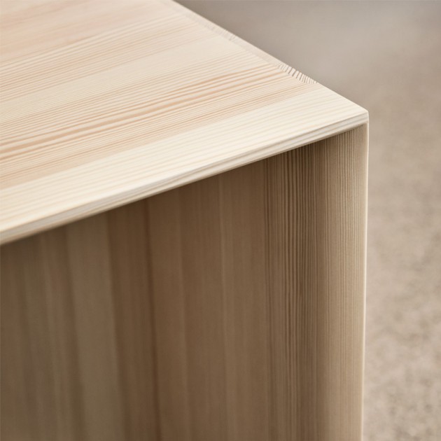 Imagen ambientada detalle Taburet madera de pino de Fritz Hansen