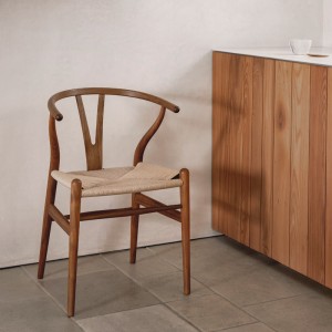 Imagen ambientada cocina silla CH24 Wishbone caoba de Carl Hansen