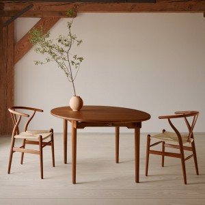 Imagen ambientada silla CH24 Wishbone caoba de Carl Hansen