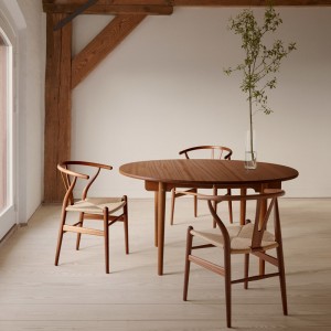 Imagen ambientada comedor silla CH24 Wishbone caoba de Carl Hansen