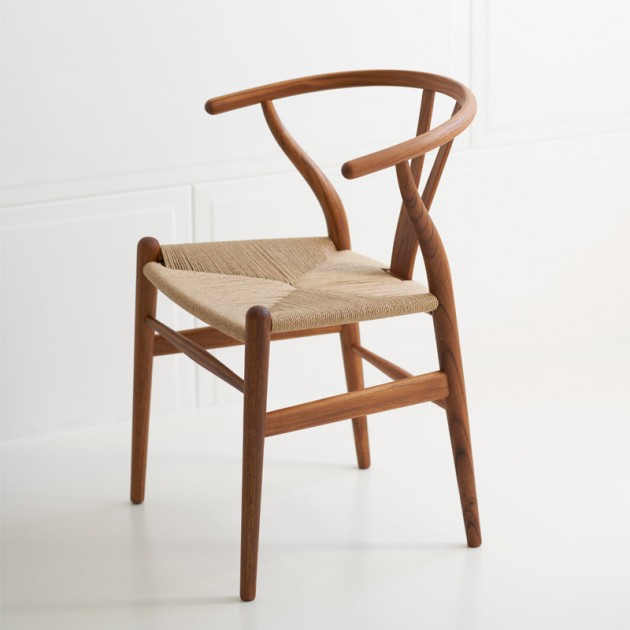 Imagen ambientada silla CH24 Wishbone en teca de Carl Hansen