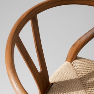 Imagen ambientada detalle silla CH24 Wishbone en teca de Carl Hansen