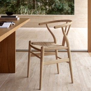 Imagen ambientada escritorio Silla CH24 Wishbone roble jabón de Carl Hansen