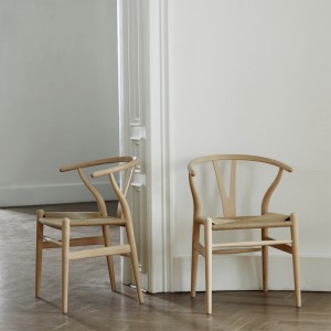 Imagen ambientada silla CH24 Wishbone haya aceite de Carl Hansen