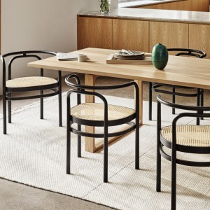 Imagen ambientada comedor  Silla PK15 en fresno lacado negro de Fritz Hansen