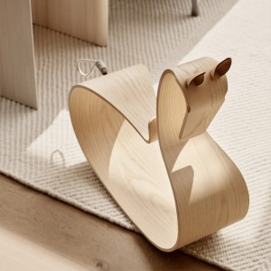 Imagen ambientada Rocking Horse en fresno lacado de Fritz Hansen