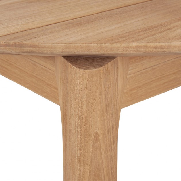 Detalle patas mesa Bok comedor redonda exterior teca de Ethnicraft