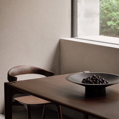 Imagen ambientada comedor silla Bok en teca marrón oscuro de Ethnicraft