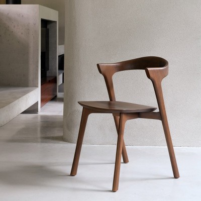 Imagen ambientada silla Bok en teca marrón oscuro de Ethnicraft