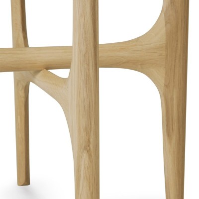 Detalle estructura mesa auxiliar PI en madera de roble barnizado de Ethnicraft Detalle estructura mesa auxiliar PI en madera de roble barnizado de Ethnicraft
