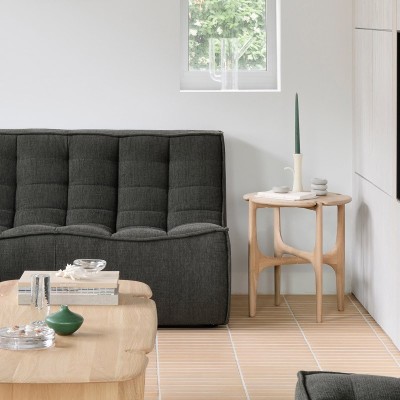 Imagen ambientada mesa auxiliar PI en madera de roble barnizado de Ethnicraft Imagen ambientada mesa auxiliar PI en madera de roble barnizado de Ethnicraft