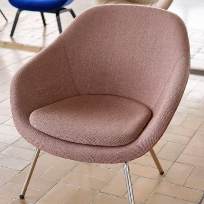 Imagen ambientada About A Lounge AAL 87 tapizado Re-Wool 648 y pata cromada de HAY Imagen ambientada About A Lounge AAL 87 tapizado Re-Wool 648 y pata cromada de HAY