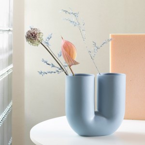 Imagen ambientada jarrón Kink color light blue de Muuto