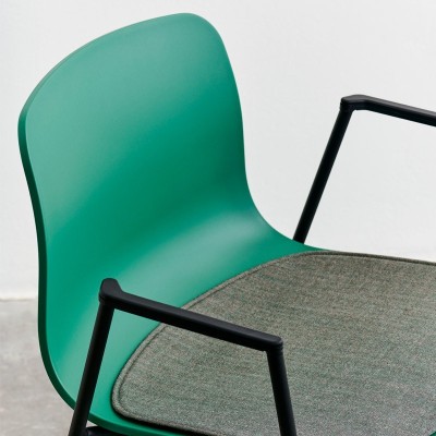 Imagen ambientada silla About A Chair AAC18 teal green estructura negra de HAY Imagen ambientada silla About A Chair AAC18 teal green estructura negra de HAY