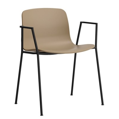 About A Chair AAC18 color clay con pata negra de HAY