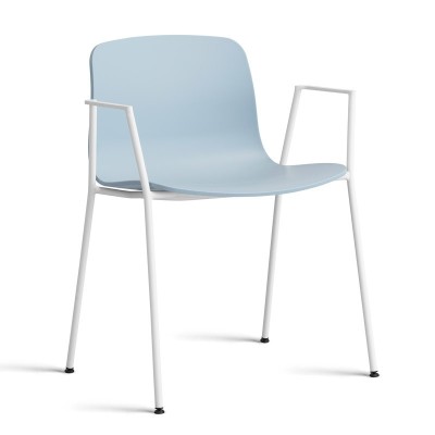 About A Chair AAC18 color slate blue con pata blanca de HAY