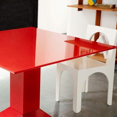 Mesa Mettsass roja ambientada BD Barcelona Mesa Mettsass roja ambientada BD Barcelona