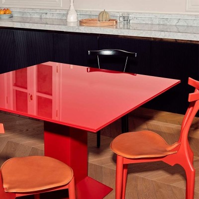 Mesa Mettsass roja ambiente BD Barcelona con gaulinos Mesa Mettsass roja ambiente BD Barcelona con gaulinos