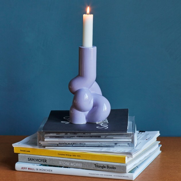 Imagen ambientada W&S Soft Candleholder color lavanda de HAY