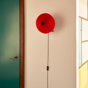 Imagen ambientada Matin Wall Lamp color bright red de HAY