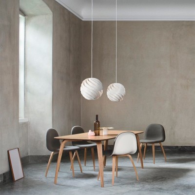 Imagen ambientada GUBI Dining Table Wood Rectangular roble semi mate de Gubi Imagen ambientada GUBI Dining Table Wood Rectangular roble semi mate de Gubi
