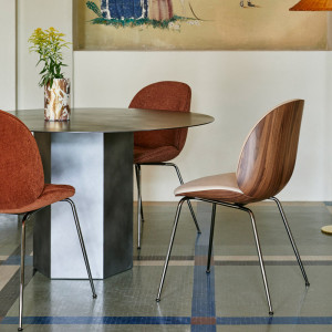 Imagen ambientada silla de comedor Beetle carcasa de madera y frente tapizado de Gubi