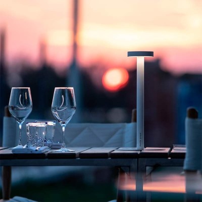 Tetatet Lámpara Portatil Davide Groppi en la terraza