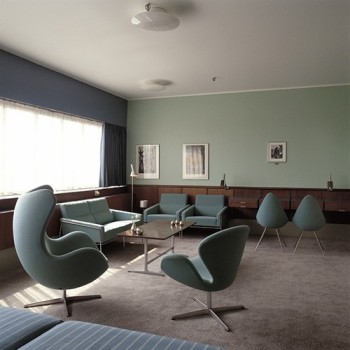 Silla Drop tapizada de Fritz Hansen en Moises Showroom 5 Silla Drop tapizada de Fritz Hansen en Moises Showroom 5