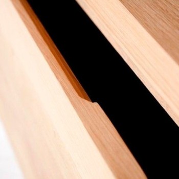 Cajón semiabierto del aparador Wave de Ethnicraft. Cajón semiabierto del aparador Wave de Ethnicraft.