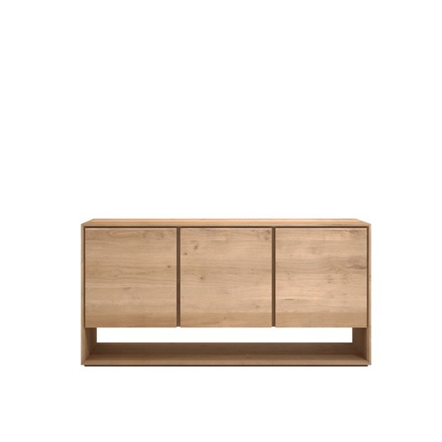 Aparador Nordic de 3 puertas abatibles fabricado en madera de roble natural sin tratar.