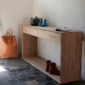 Consola Nordic con 2 cajones en el recibidor de una casa, fabricada en roble medidas 120x40x80 marca Ethnicraft Consola Nordic con 2 cajones en el recibidor de una casa, fabricada en roble medidas 120x40x80 marca Ethnicraft