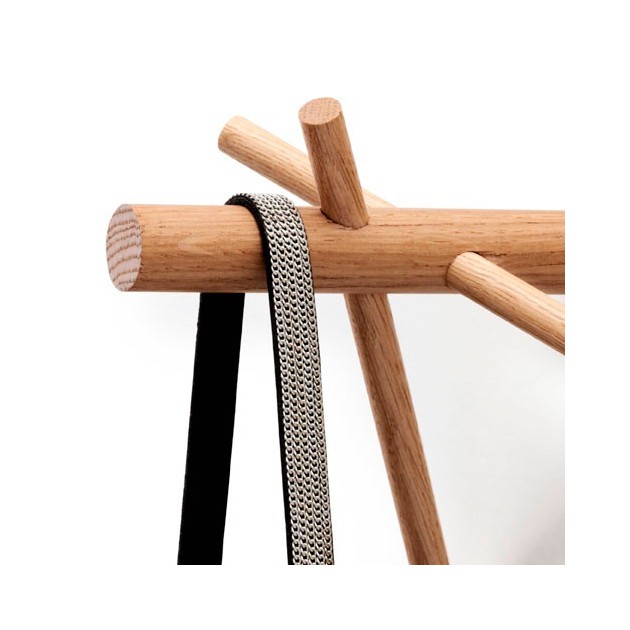 detalle madera perchero stick hook color nature de Normann copenhagen