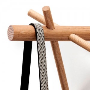 detalle madera perchero stick hook color nature de Normann copenhagen