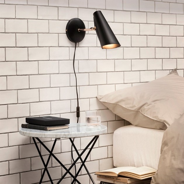 Ambiente estudio Lámpara Birdy de pared brazo corto color negro de Northern Lighting. Disponible en Moisés showroom